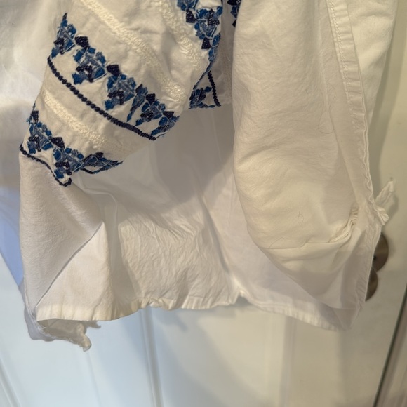 Vineyard Vines Poplin White Sleeveless Tank Top with Blue Embroidery - Picture 8 of 10